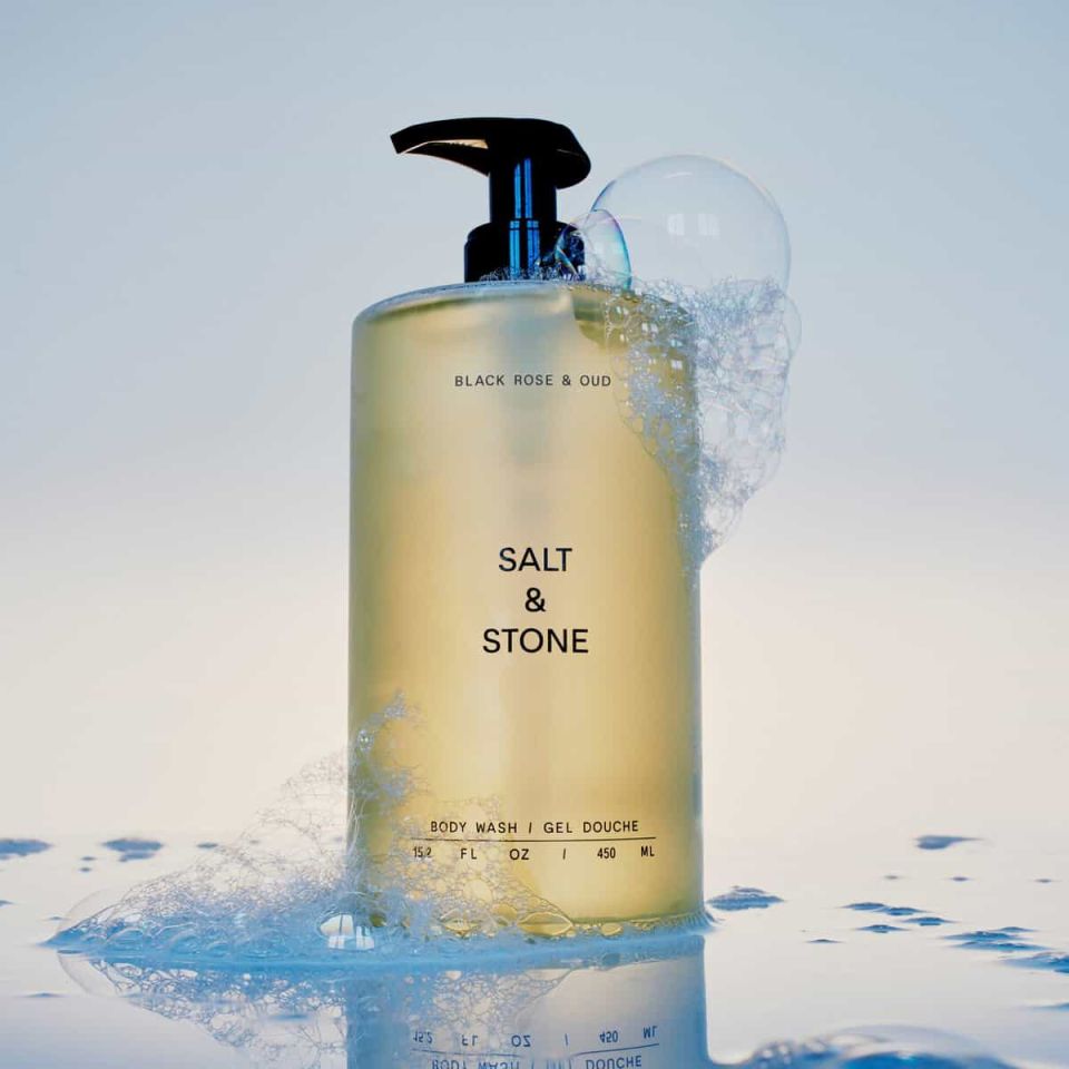 Salt & Stone gel za tuširanje Black Rose & Oud s pjenom